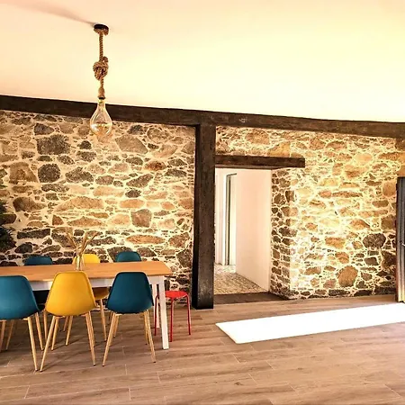 Cozy 3 Br - Close To *