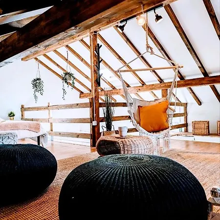 Cozy 3 Bedroom - Close To *